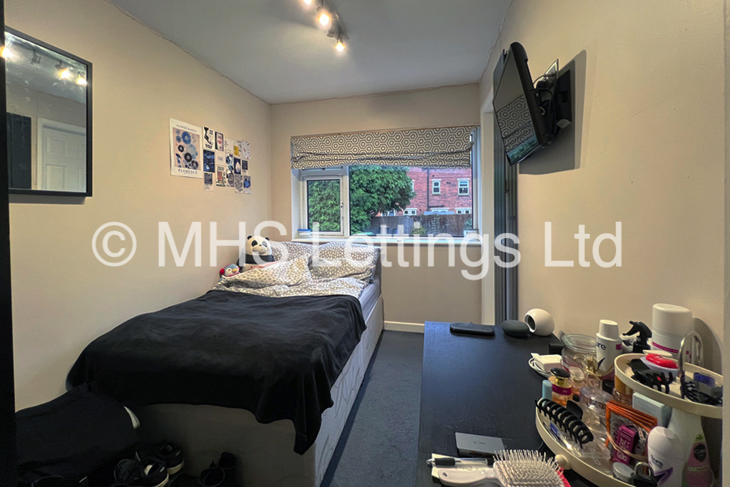 Photo of 2 Bedroom Mid Terraced House in 28 Ash Grove, Leeds, LS6 1AY