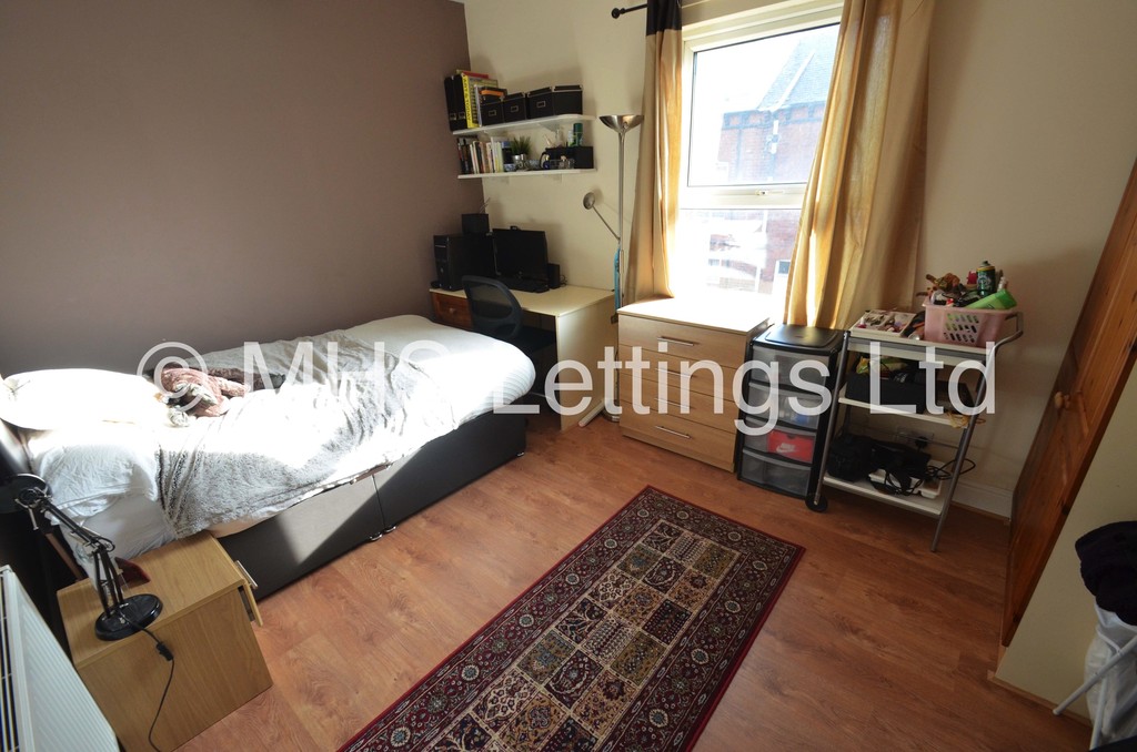 Photo of 6 Bedroom Mid Terraced House in 23 Ashville Road, Leeds, LS6 1NA