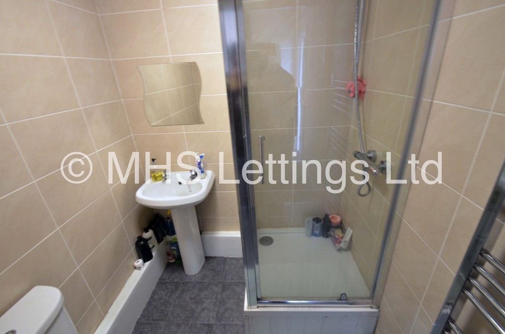 Photo of 6 Bedroom Mid Terraced House in 23 Ashville Road, Leeds, LS6 1NA