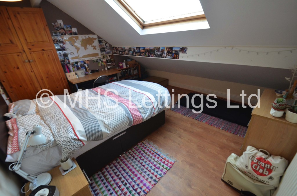 Photo of 6 Bedroom Mid Terraced House in 23 Ashville Road, Leeds, LS6 1NA