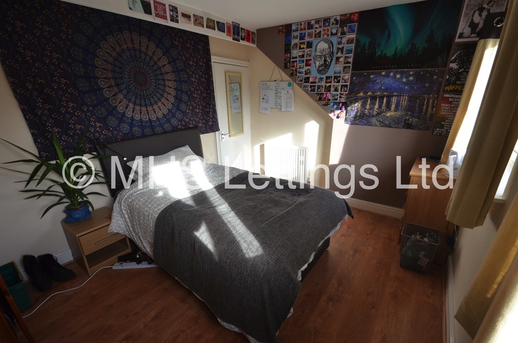Photo of 6 Bedroom Mid Terraced House in 23 Ashville Road, Leeds, LS6 1NA