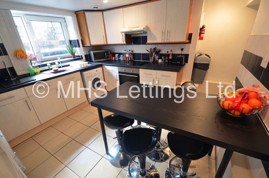 Photo of 6 Bedroom Mid Terraced House in 23 Ashville Road, Leeds, LS6 1NA
