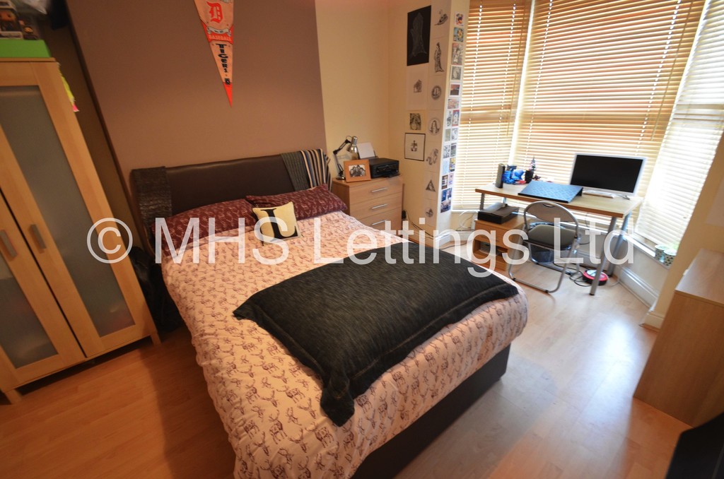 Photo of 6 Bedroom Mid Terraced House in 23 Ashville Road, Leeds, LS6 1NA