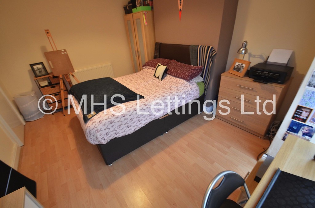 Photo of 6 Bedroom Mid Terraced House in 23 Ashville Road, Leeds, LS6 1NA