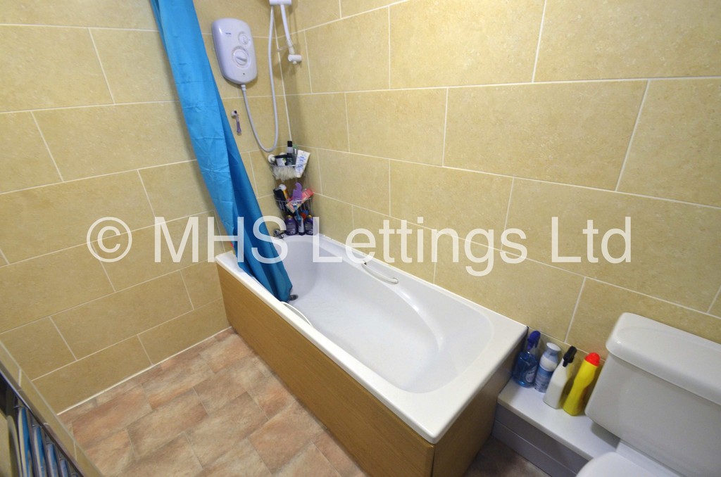 Photo of 6 Bedroom Mid Terraced House in 23 Ashville Road, Leeds, LS6 1NA