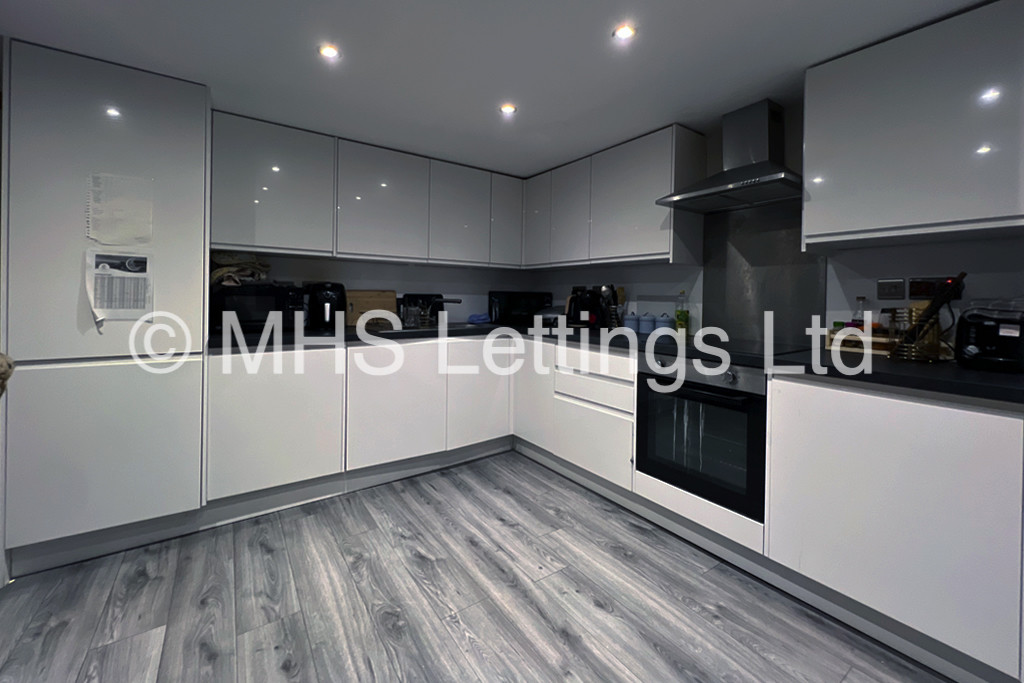 Photo of 6 Bedroom Mid Terraced House in 15 Granby Grove, Leeds, LS6 3BE