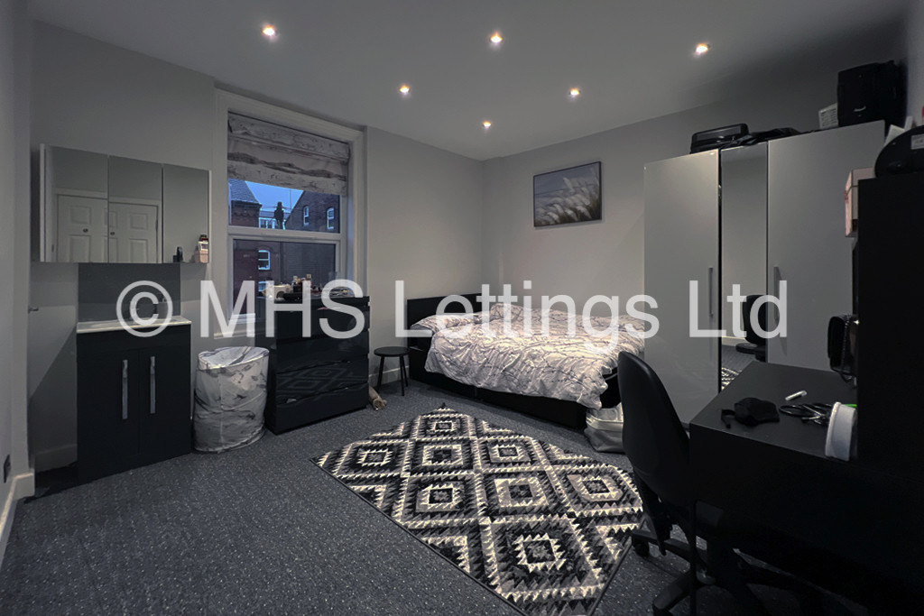 Photo of 6 Bedroom Mid Terraced House in 15 Granby Grove, Leeds, LS6 3BE