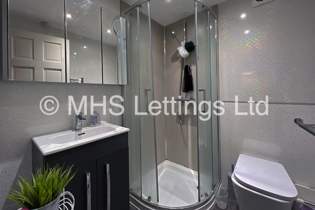 Photo of 6 Bedroom Mid Terraced House in 15 Granby Grove, Leeds, LS6 3BE