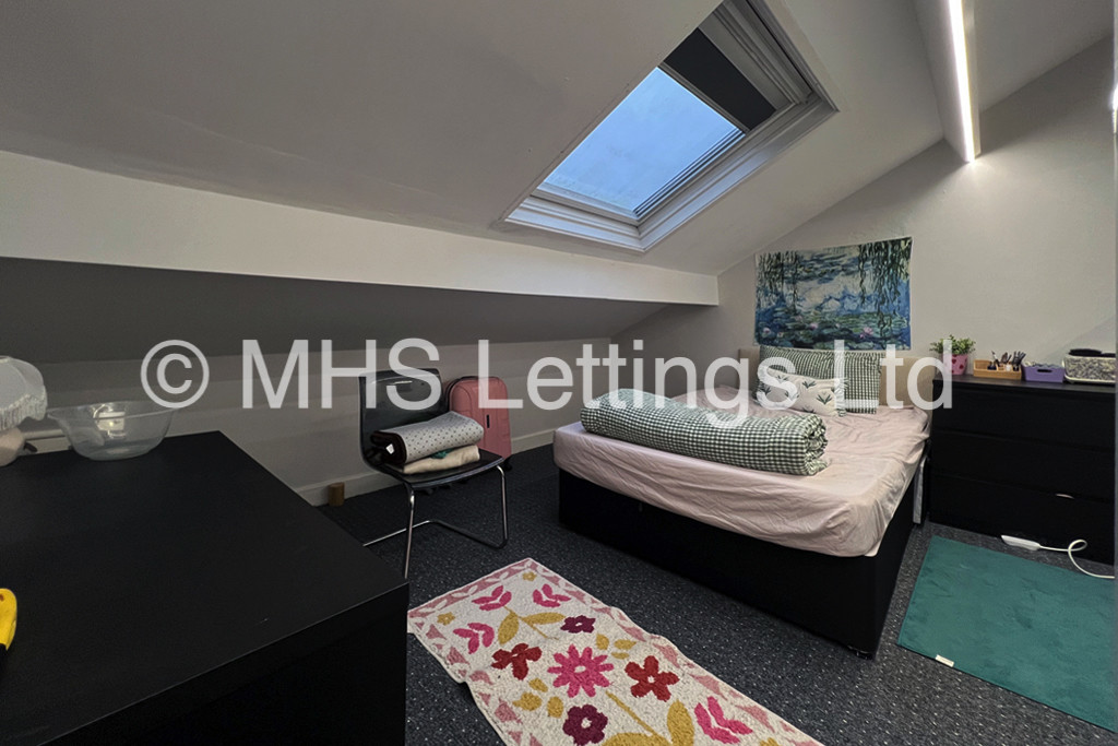 Photo of 6 Bedroom Mid Terraced House in 15 Granby Grove, Leeds, LS6 3BE