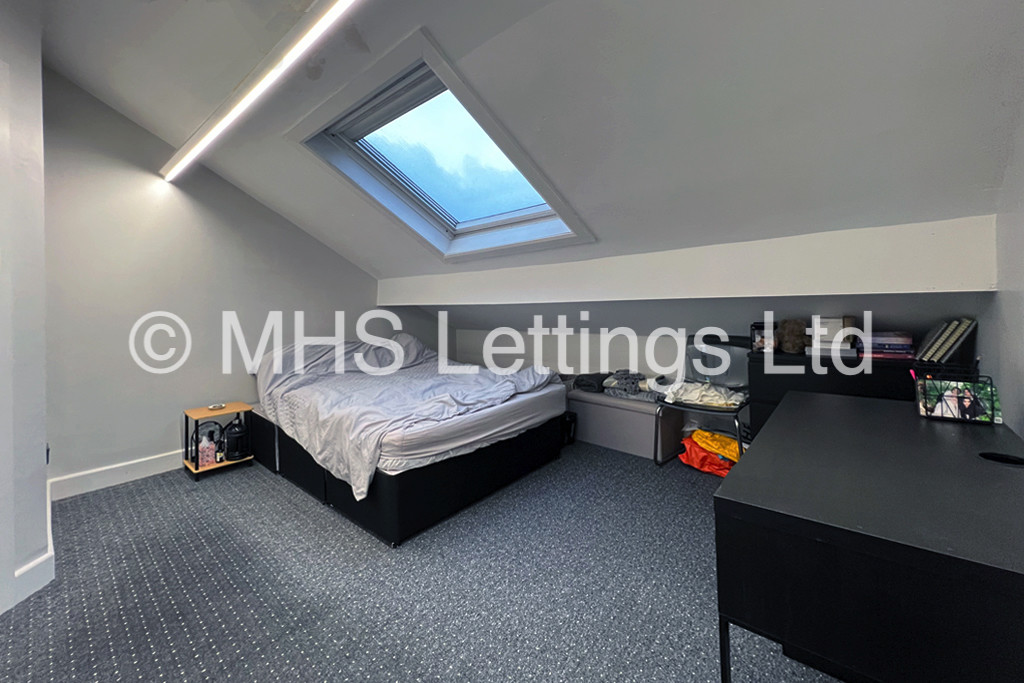 Photo of 6 Bedroom Mid Terraced House in 15 Granby Grove, Leeds, LS6 3BE