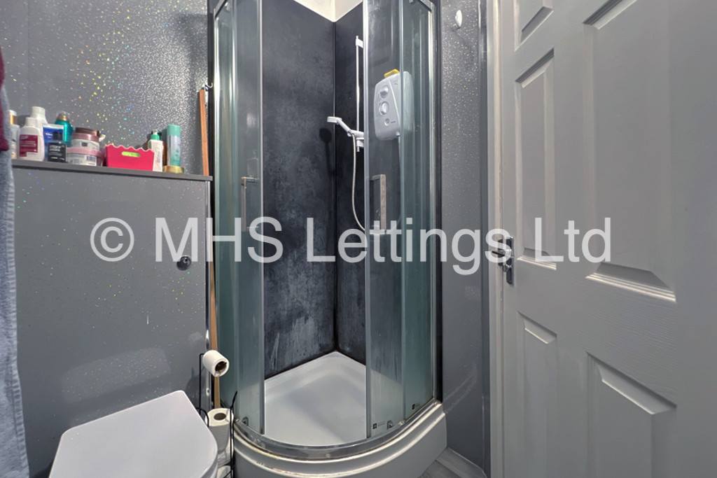 Photo of 6 Bedroom Mid Terraced House in 15 Granby Grove, Leeds, LS6 3BE