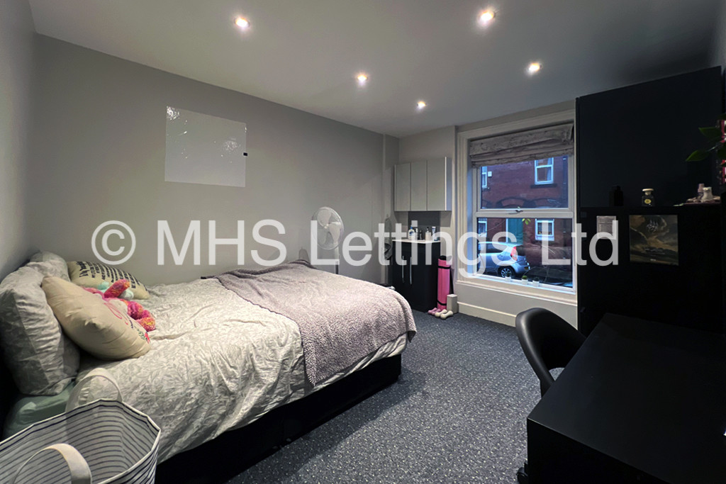 Photo of 6 Bedroom Mid Terraced House in 15 Granby Grove, Leeds, LS6 3BE