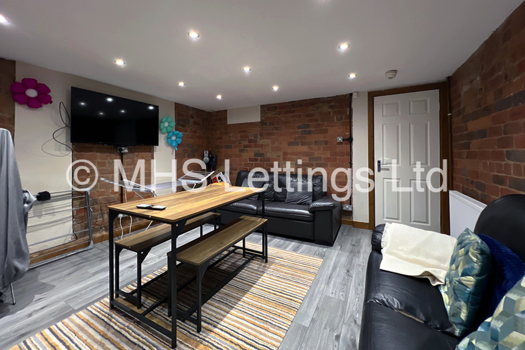 Photo of 6 Bedroom Mid Terraced House in 15 Granby Grove, Leeds, LS6 3BE