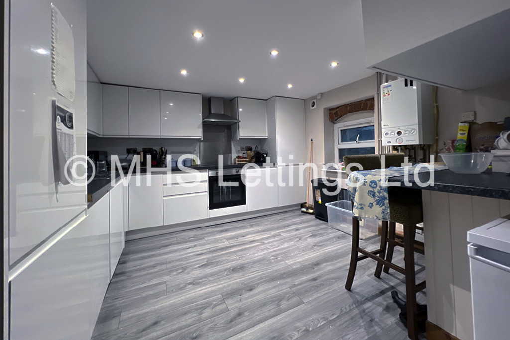 Photo of 6 Bedroom Mid Terraced House in 15 Granby Grove, Leeds, LS6 3BE