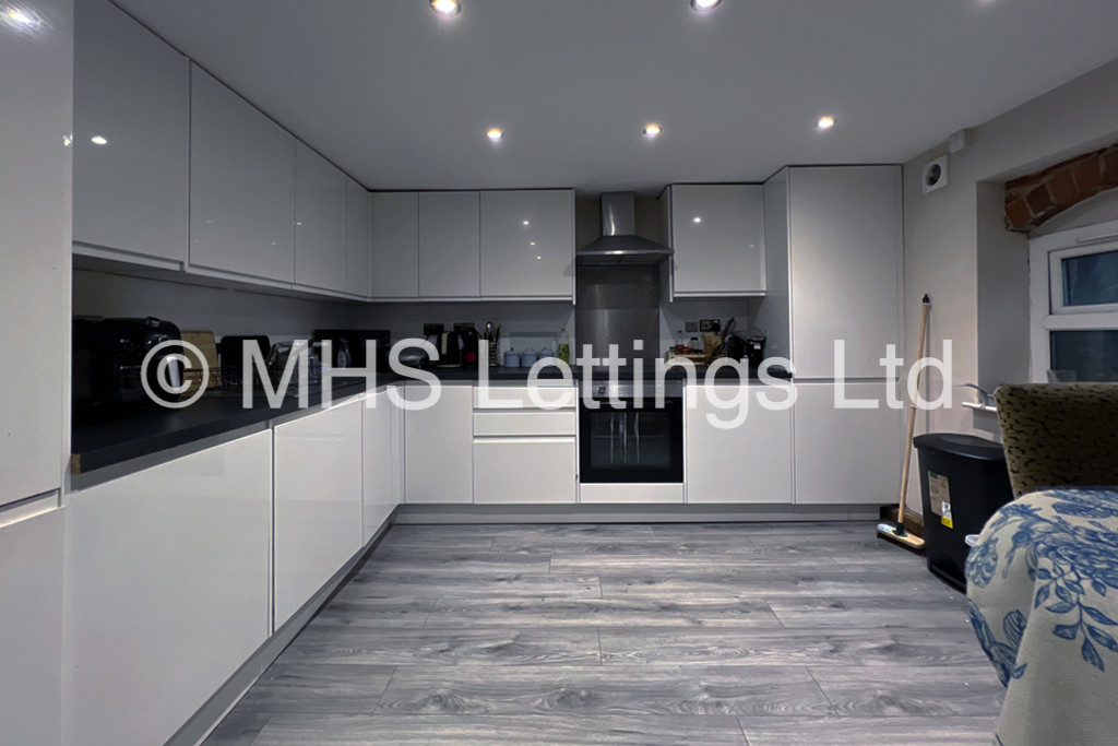 Photo of 6 Bedroom Mid Terraced House in 15 Granby Grove, Leeds, LS6 3BE