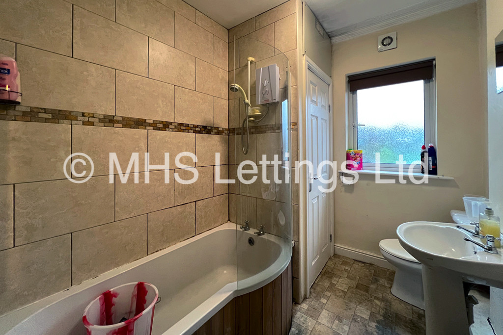 Photo of 2 Bedroom Flat in Flat 7, Headingley House, 96 Ash Road, Leeds, LS6 3HD 