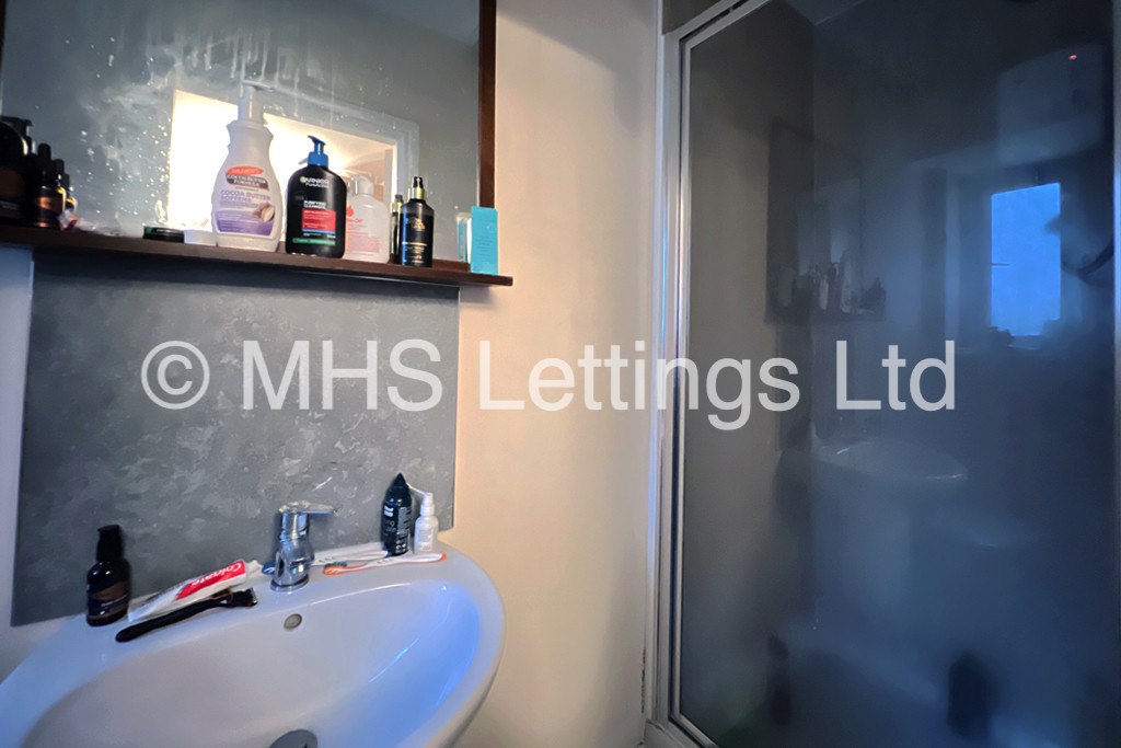 Photo of 2 Bedroom Flat in Flat 15, Headingley House, 96 Ash Road, Leeds, LS6 3HD