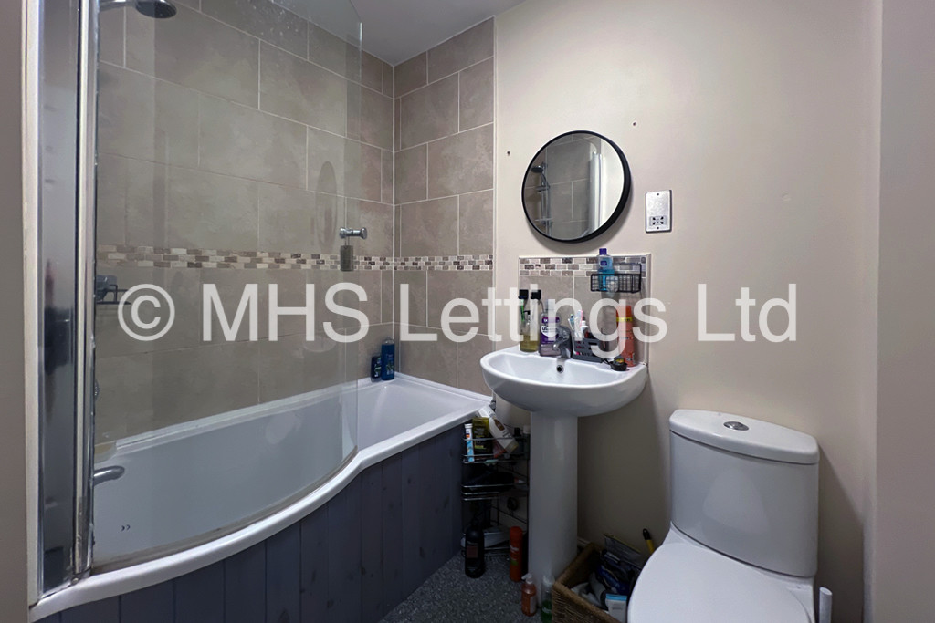 Photo of 2 Bedroom Flat in Flat 15, Headingley House, 96 Ash Road, Leeds, LS6 3HD