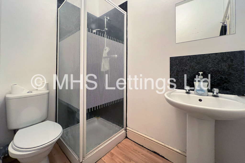 Photo of 5 Bedroom Mid Terraced House in 5 Burchett Grove, Leeds, LS6 2JA