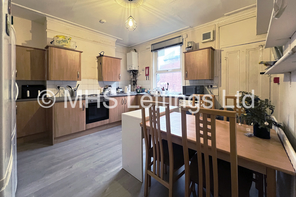 Photo of 5 Bedroom Mid Terraced House in 5 Burchett Grove, Leeds, LS6 2JA