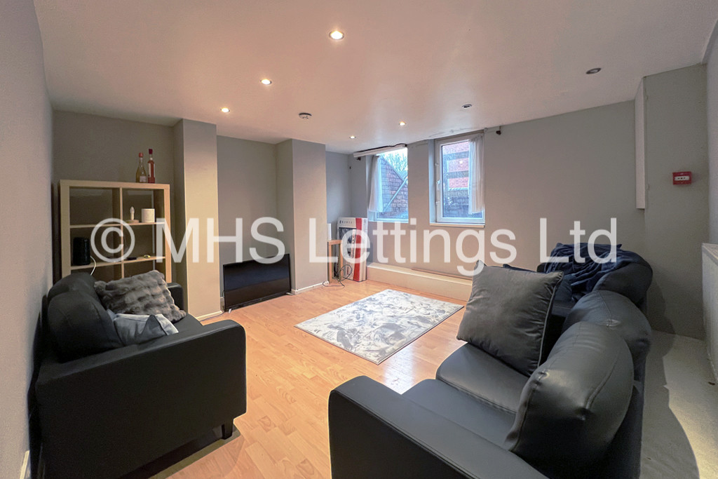 Photo of 5 Bedroom Mid Terraced House in 5 Burchett Grove, Leeds, LS6 2JA