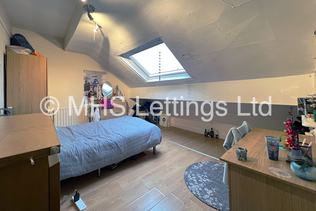 Photo of 5 Bedroom Mid Terraced House in 5 Burchett Grove, Leeds, LS6 2JA