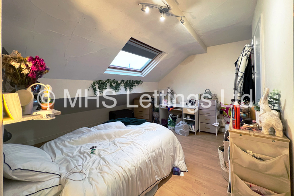 Photo of 5 Bedroom Mid Terraced House in 5 Burchett Grove, Leeds, LS6 2JA