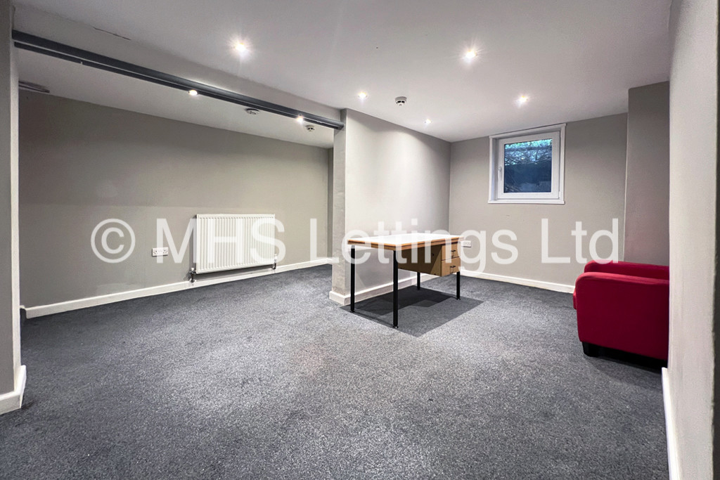 Photo of 4 Bedroom Mid Terraced House in 5 Burchett Grove, Leeds, LS6 2JA