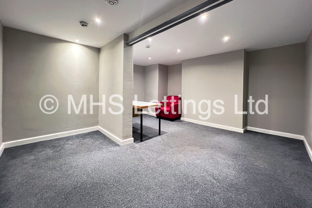 Photo of 4 Bedroom Mid Terraced House in 5 Burchett Grove, Leeds, LS6 2JA