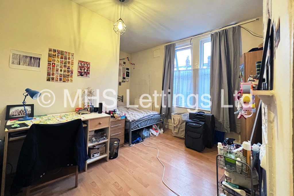 Photo of 4 Bedroom Mid Terraced House in 5 Burchett Grove, Leeds, LS6 2JA