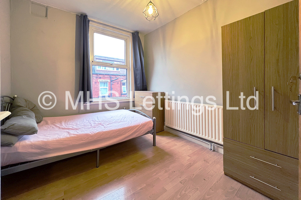 Photo of 4 Bedroom Mid Terraced House in 5 Burchett Grove, Leeds, LS6 2JA