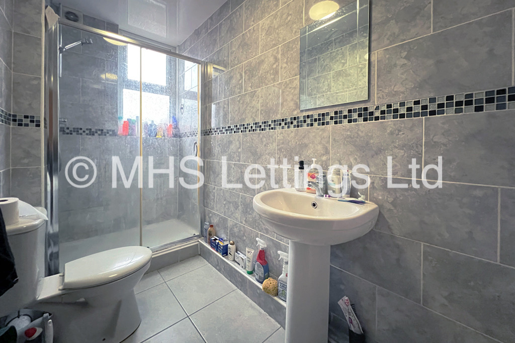 Photo of 4 Bedroom Mid Terraced House in 5 Burchett Grove, Leeds, LS6 2JA