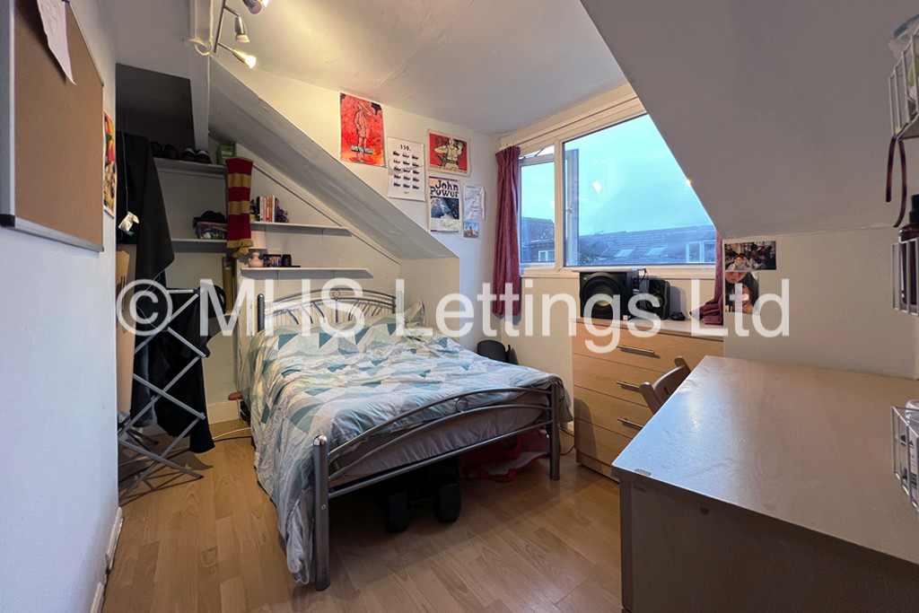 Photo of 6 Bedroom End Terraced House in 61 Thornville Road, Leeds, LS6 1JY