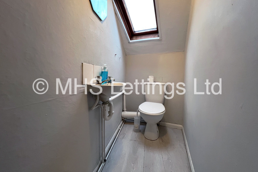 Photo of 6 Bedroom End Terraced House in 61 Thornville Road, Leeds, LS6 1JY