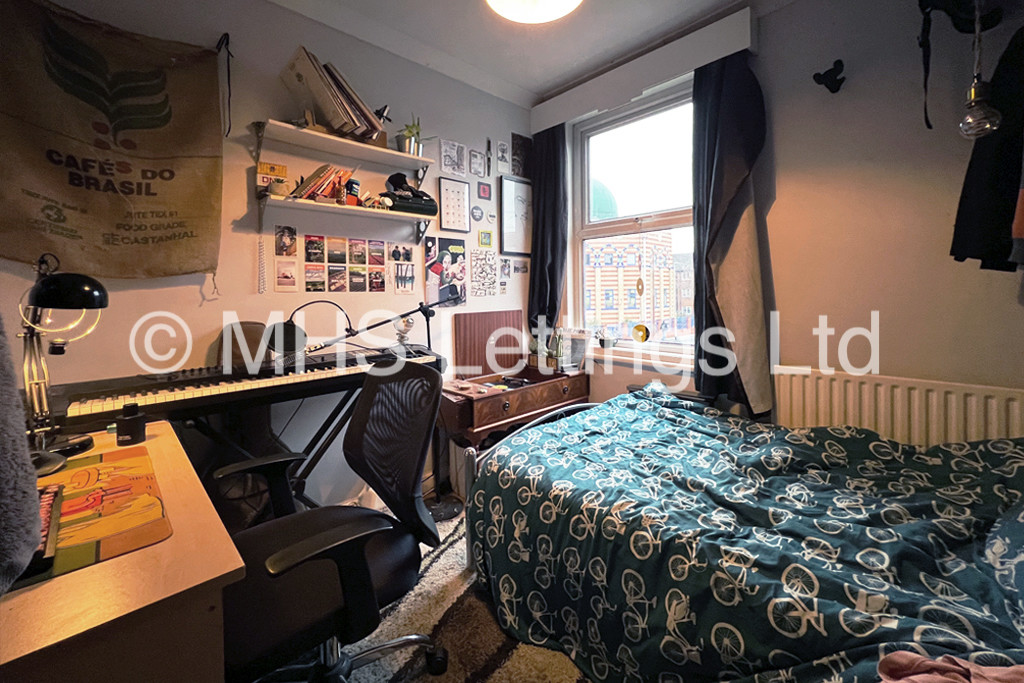 Photo of 6 Bedroom End Terraced House in 61 Thornville Road, Leeds, LS6 1JY