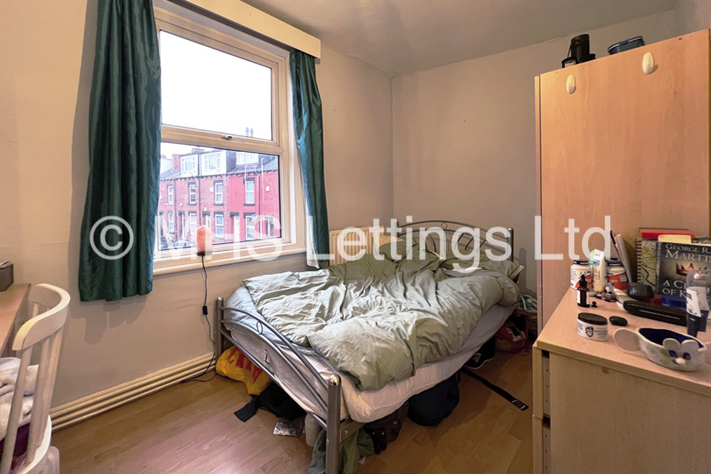 Photo of 6 Bedroom End Terraced House in 61 Thornville Road, Leeds, LS6 1JY