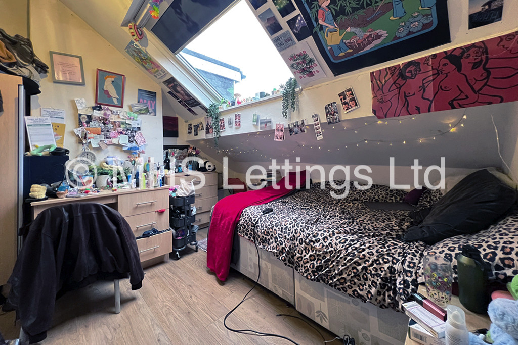 Photo of 6 Bedroom Mid Terraced House in 24 Ashville Terrace, Leeds, LS6 1LZ