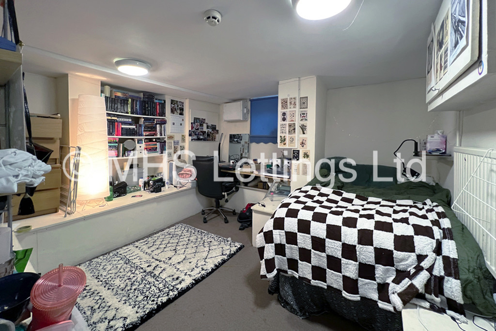 Photo of 5 Bedroom Mid Terraced House in 24 Ashville Terrace, Leeds, LS6 1LZ