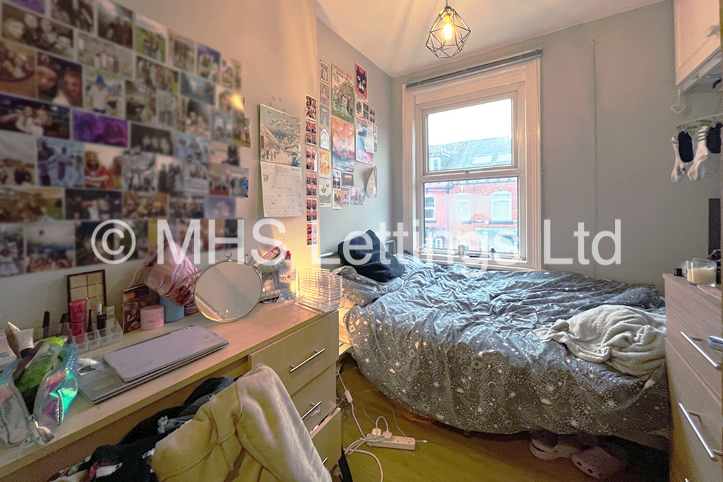 Photo of 5 Bedroom Mid Terraced House in 24 Ashville Terrace, Leeds, LS6 1LZ