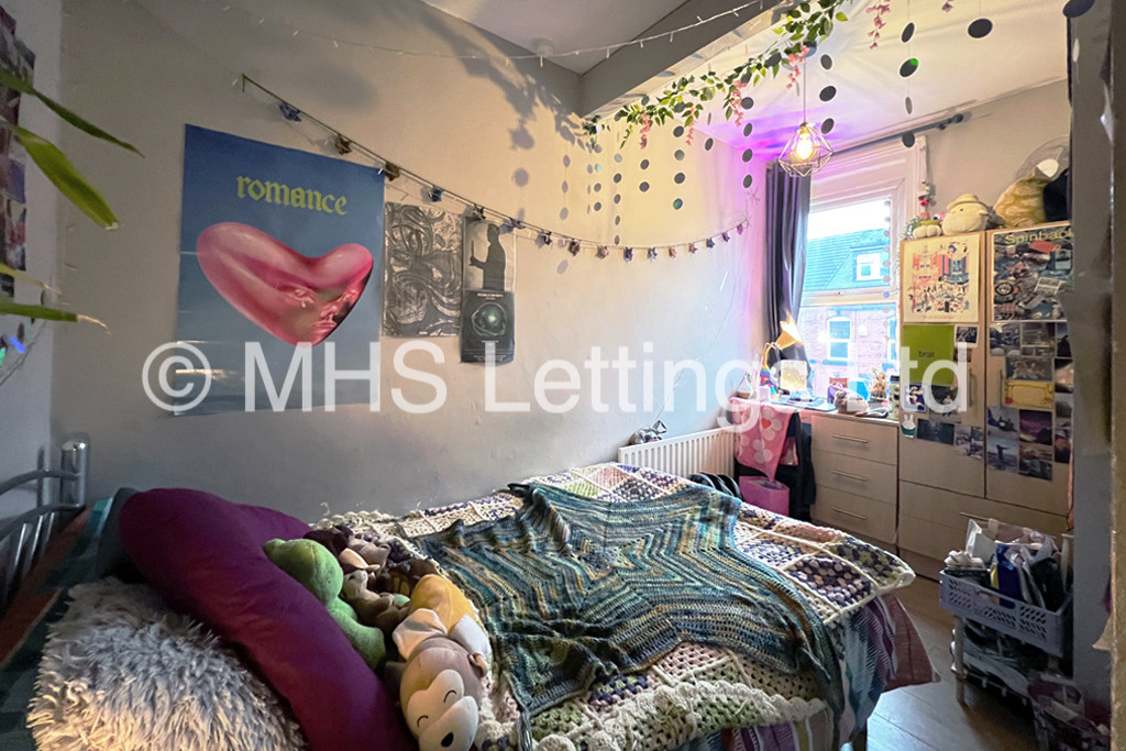 Photo of 5 Bedroom Mid Terraced House in 24 Ashville Terrace, Leeds, LS6 1LZ