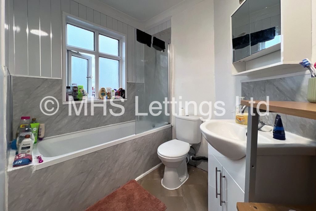 Photo of 4 Bedroom End Terraced House in 35 Estcourt Avenue, Leeds, LS6 3ET