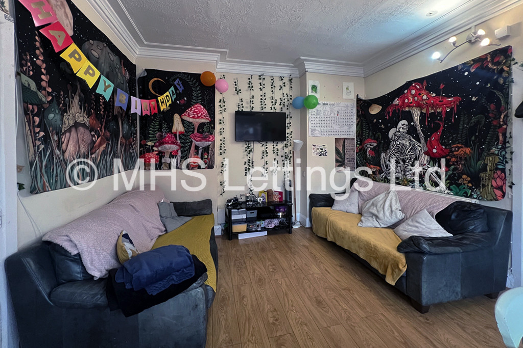 Photo of 4 Bedroom End Terraced House in 35 Estcourt Avenue, Leeds, LS6 3ET