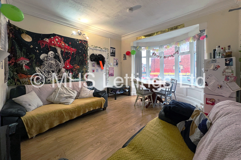 Photo of 4 Bedroom End Terraced House in 35 Estcourt Avenue, Leeds, LS6 3ET