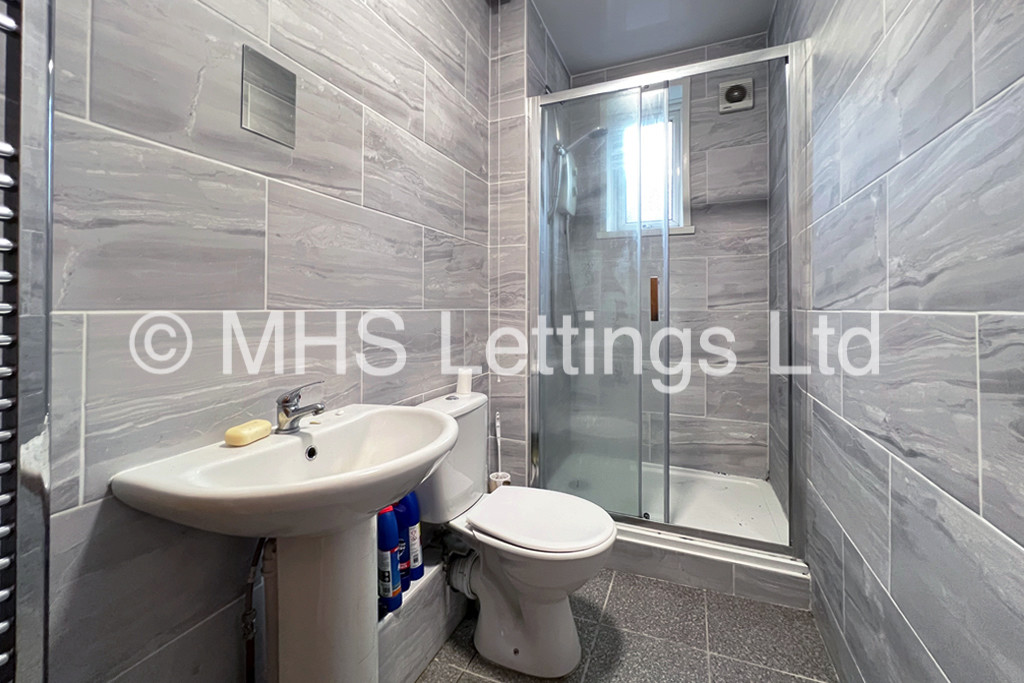 Photo of 4 Bedroom Mid Terraced House in 19 Lucas Street, Leeds, LS6 2JD