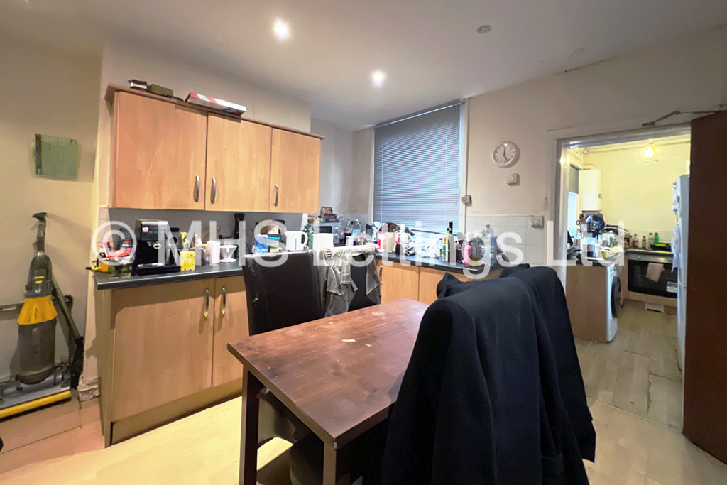 Photo of 4 Bedroom Mid Terraced House in 19 Lucas Street, Leeds, LS6 2JD
