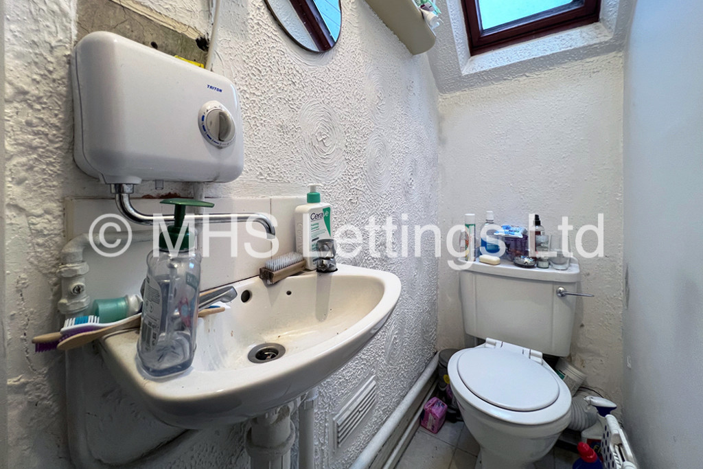 Photo of 4 Bedroom Mid Terraced House in 19 Lucas Street, Leeds, LS6 2JD