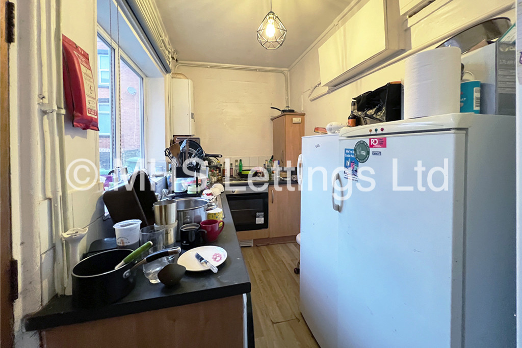 Photo of 4 Bedroom Mid Terraced House in 19 Lucas Street, Leeds, LS6 2JD