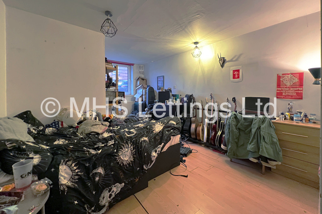 Photo of 4 Bedroom Mid Terraced House in 19 Lucas Street, Leeds, LS6 2JD
