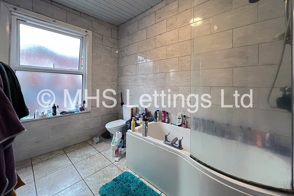 Photo of 4 Bedroom Mid Terraced House in 19 Lucas Street, Leeds, LS6 2JD