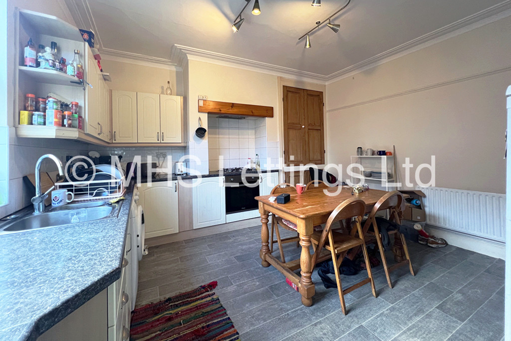 Photo of 4 Bedroom Mid Terraced House in 15 Spring Grove View, Leeds, LS6 1RW